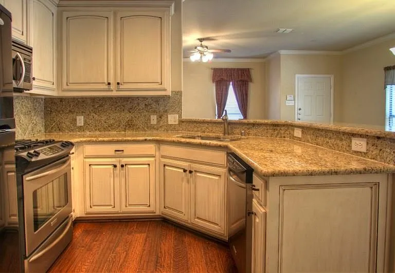 1913 Desoto Dr — Photo 5