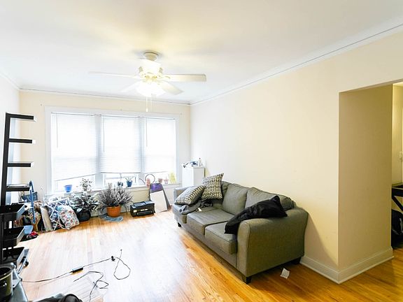 3rd image of 7644 N Greenview Ave APT 2E