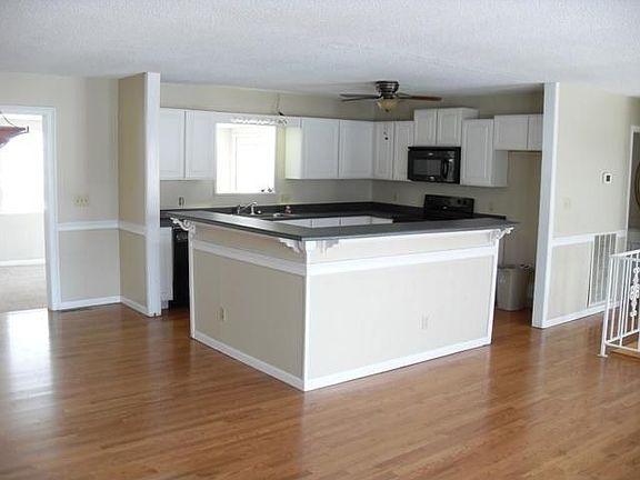3rd image of 4250 Danbury Dr
