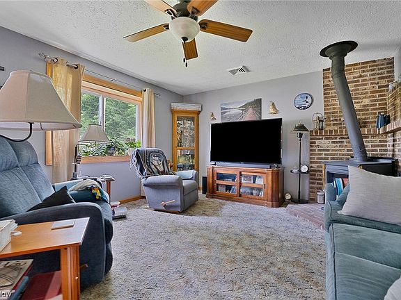 5th image of 18065 Hillcrest Dr
