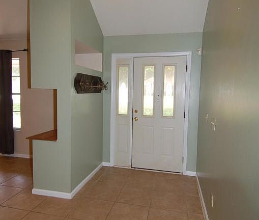 3rd image of 11861 Leafdale Cir W