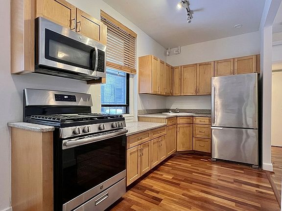 5th image of 2128 35th St APT 1G
