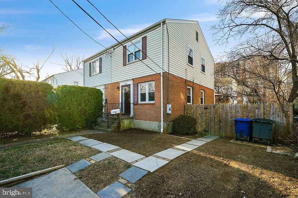 2 bed, 2.0 bath, 896 sqft, $3,000 — Photo 1