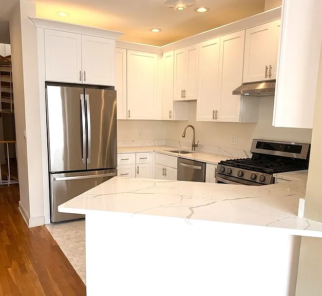 118 Trowbridge St #6 — Photo 4