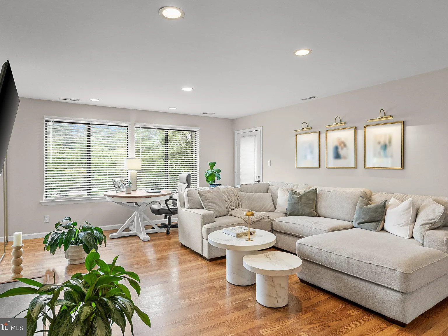 2 bed, 2.0 bath, 1032 sqft, $2,700 — Photo 2