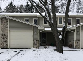 180 Country Ct, Delafield, WI 53018