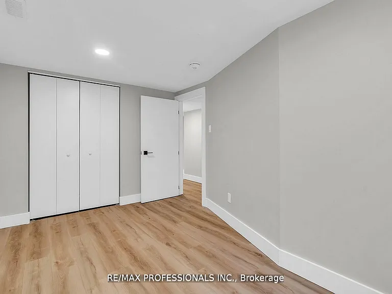 139 Byron Ave #LOWER — Photo 15