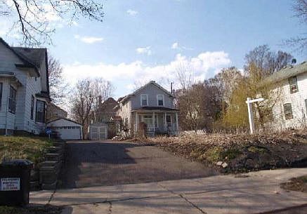 2nd image of 208 Winifred St W