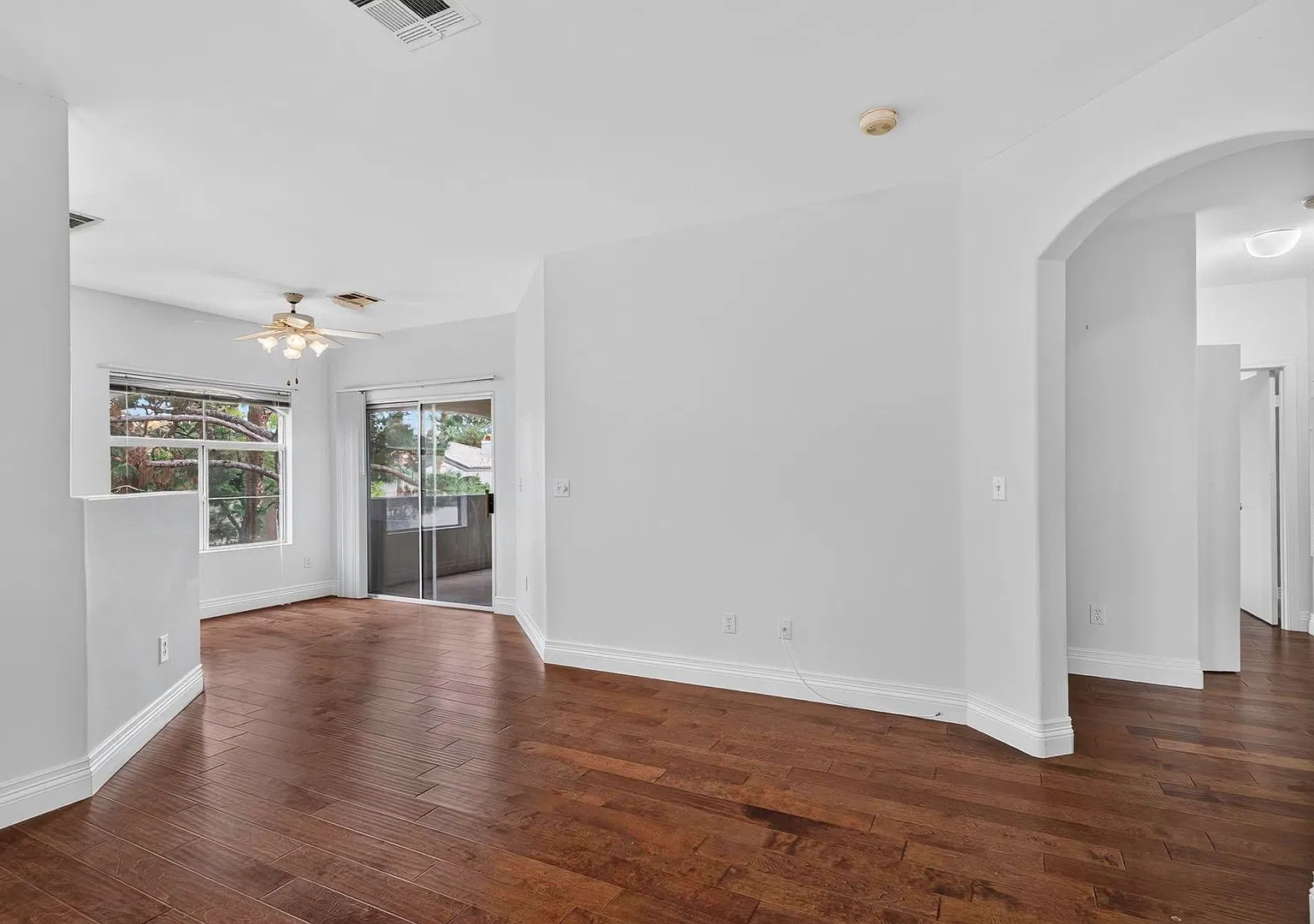 Immaculate 3-Bedroom 2-Bath Upstairs Condo In Guard-Gated Sedona Condos — Photo 4