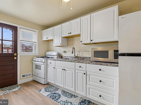 5th image of 705 Tolna St