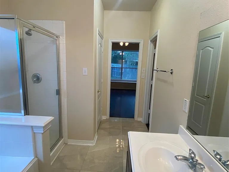9210 Hidden Lake Cir E — Photo 34