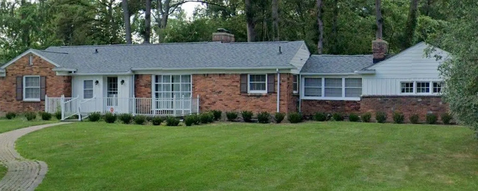 Charming 3-Bedroom Home with Spacious Backyard Prime Location — Photo 2