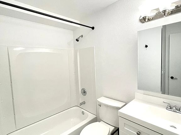 2nd image of 5220 California Ave SW #1B-1Ba-600Sqft
