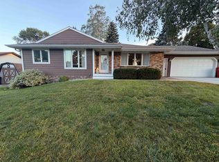 707 Burgess Rd, Yankton, SD 57078