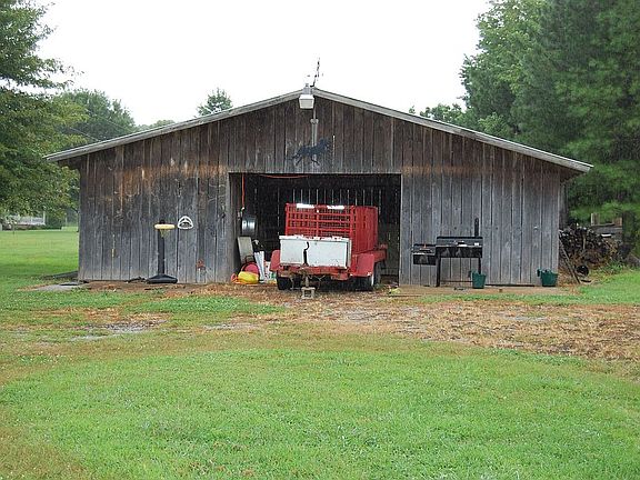 Barn w/ power & water