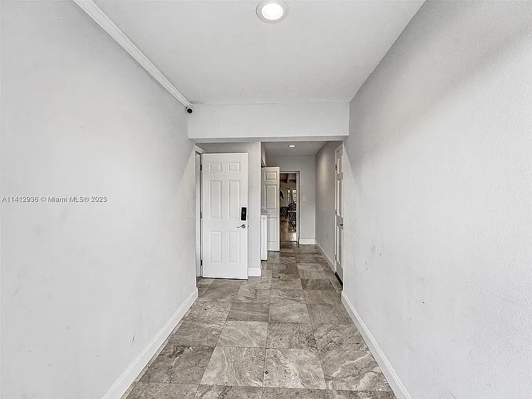 2500 NE 19th St — Photo 37