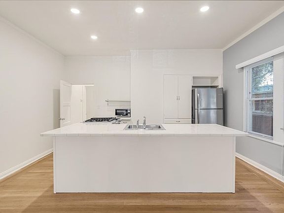 5th image of 318 Emerson St #2