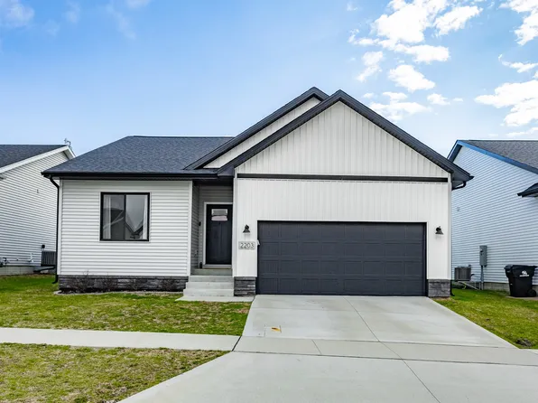 2203 Barry Dr, Adel, IA 50003
