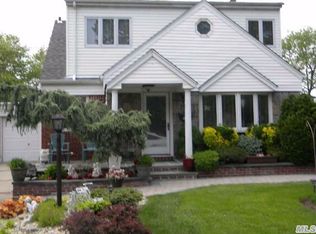 18 Peter Ln, New Hyde Park, NY 11040
