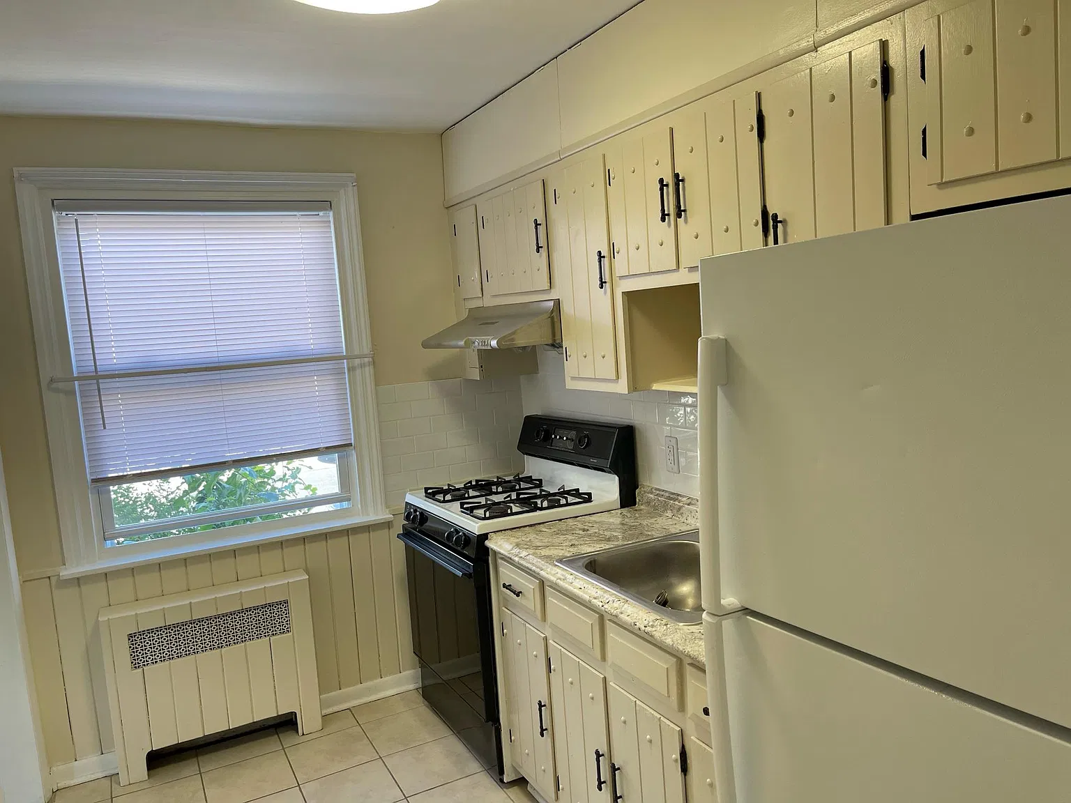 2 bed, 740 sqft, $1,350 — Photo 2