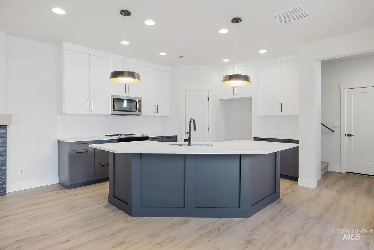 2 bed, 2.5 bath, 1692 sqft, $2,000 — Photo 2