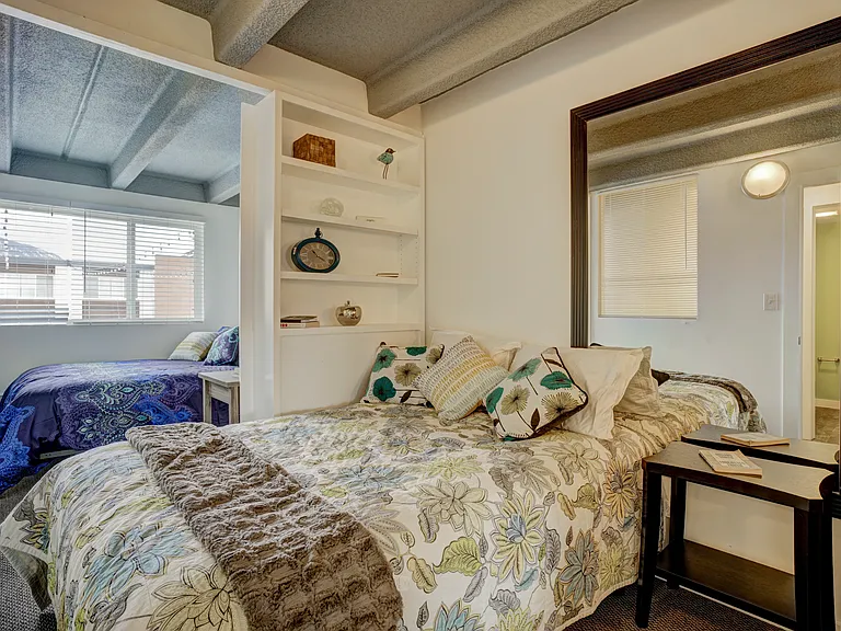 Sterling Boulder Apartments - Student Living — Photo 7