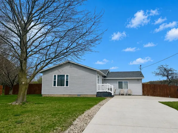 1422 E Chauvez Rd, Scottville, MI 49454