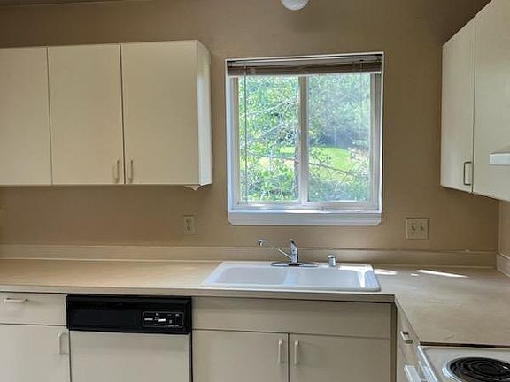 4th image of 200 NW Brandon Dr APT 3