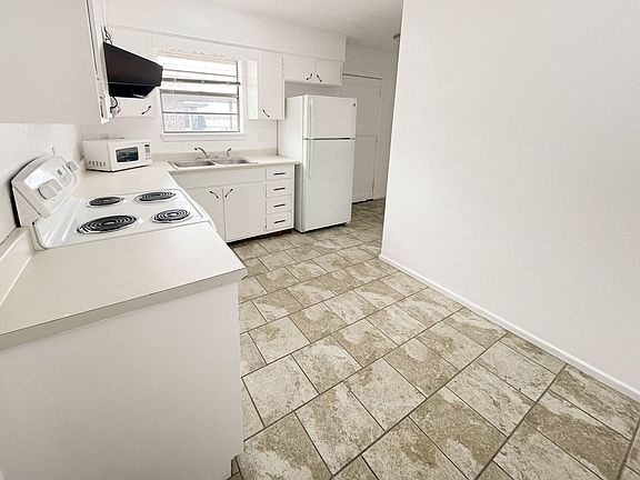 5th image of 2612-2614 E Sunset Cir #2612