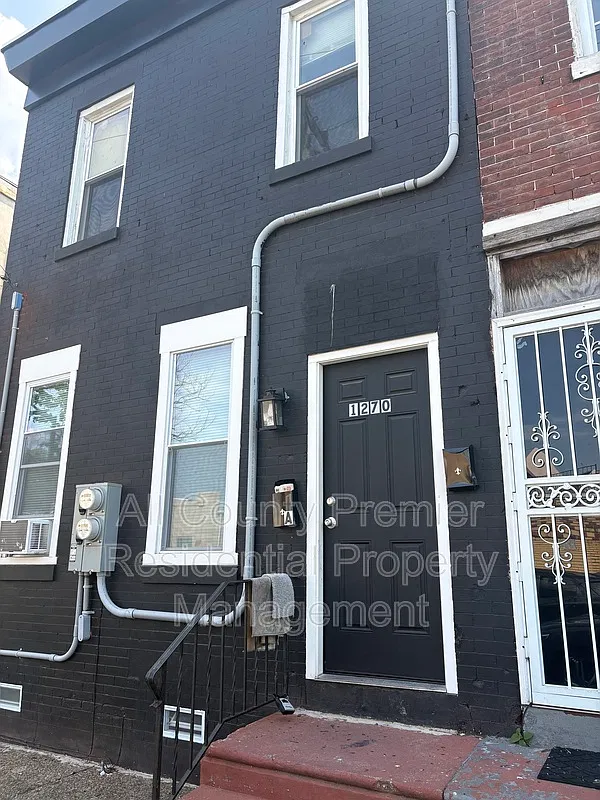 3 bed, 1.0 bath, 1000 sqft, $1,800 — Photo 1