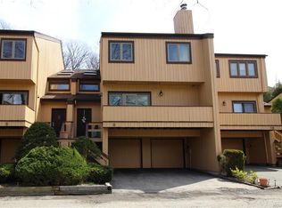 8 Dakota Ct, Suffern, NY 10901