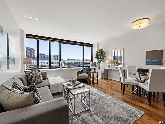2nd image of 250 King St Unit 872