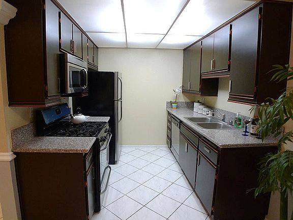 4th image of 13805 Sherman Way #205