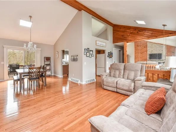 82 Highwood Dr, Coventry, RI 02816