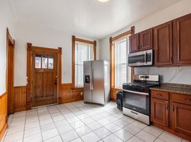 2734 W Haddon Ave, Chicago, IL
