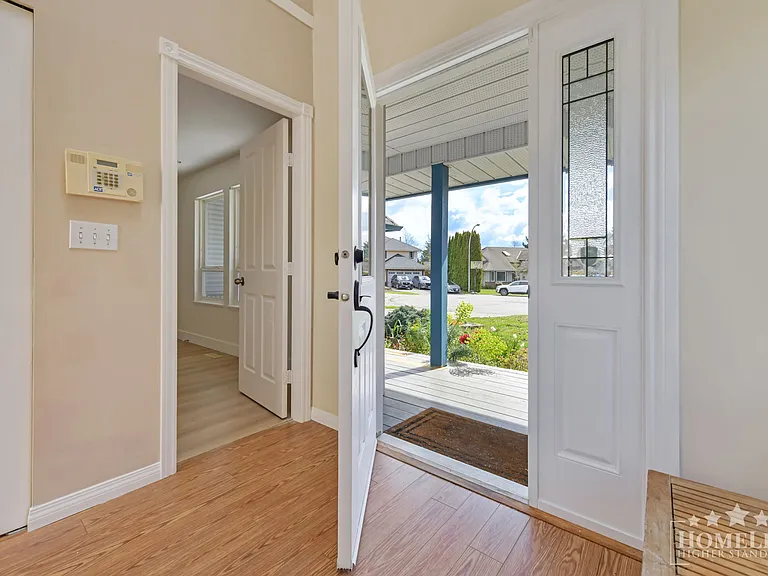 6375 187a St #UPPER HOUSE — Photo 2