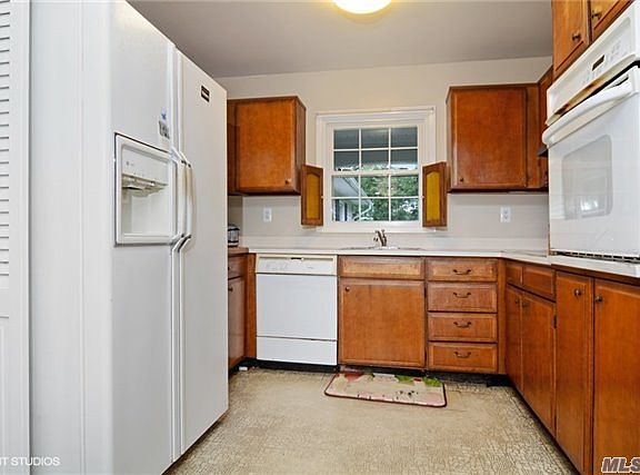 4th image of 34 Meadow Dr