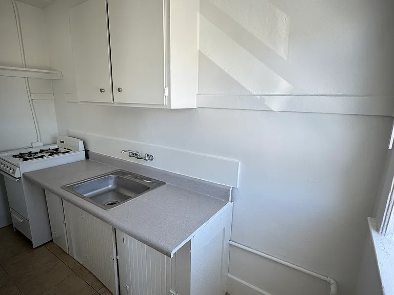 128 22nd St #8 — Photo 3