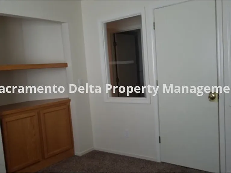 433 Coventry Ct — Photo 10