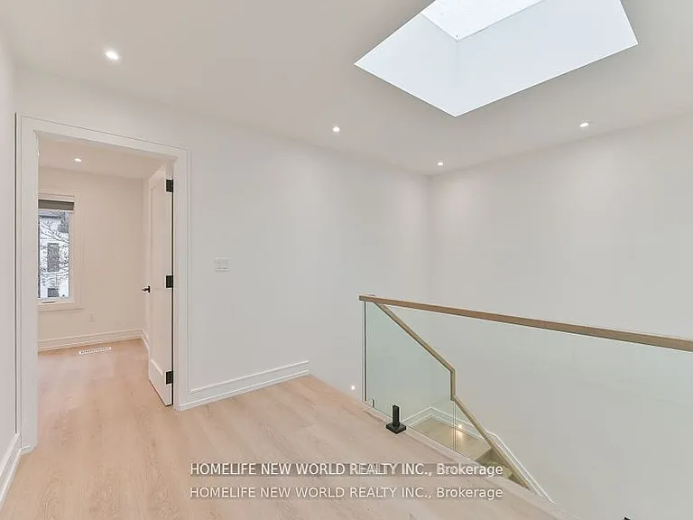 995 Dufferin St #LANEWAY — Photo 13