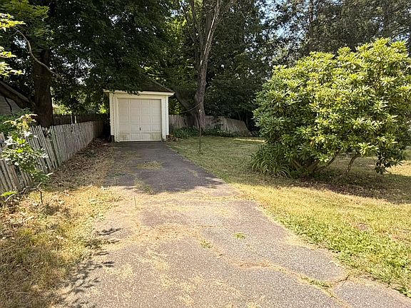 5th image of 136 Oak Grove Avenue