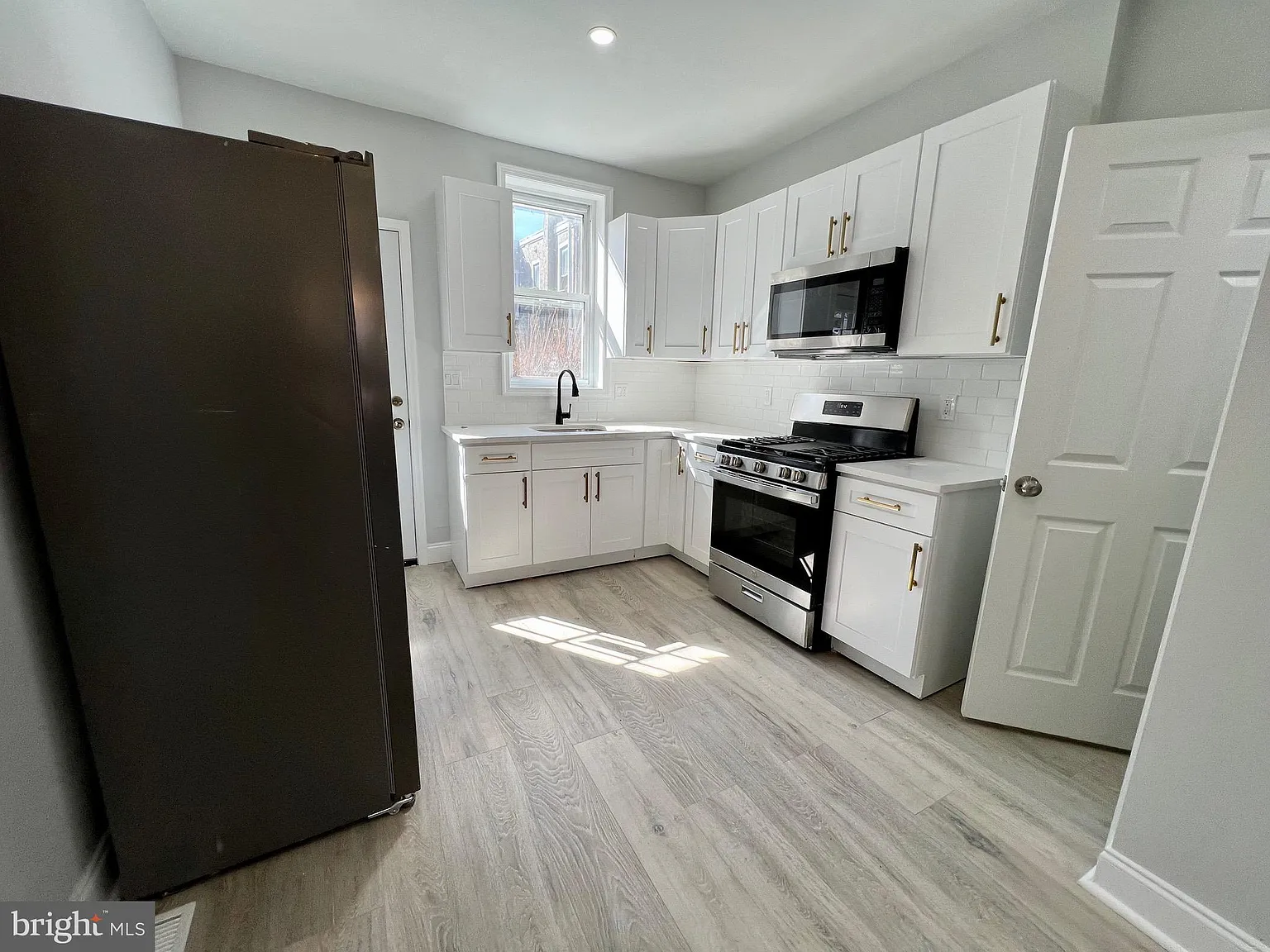 3 bed, 1000 sqft, $2,000 — Photo 4