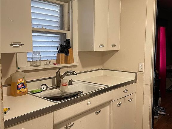 5th image of 380 E Cedar Ave
