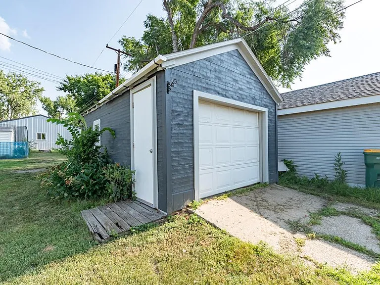 1908 E Rosser Ave — Photo 12