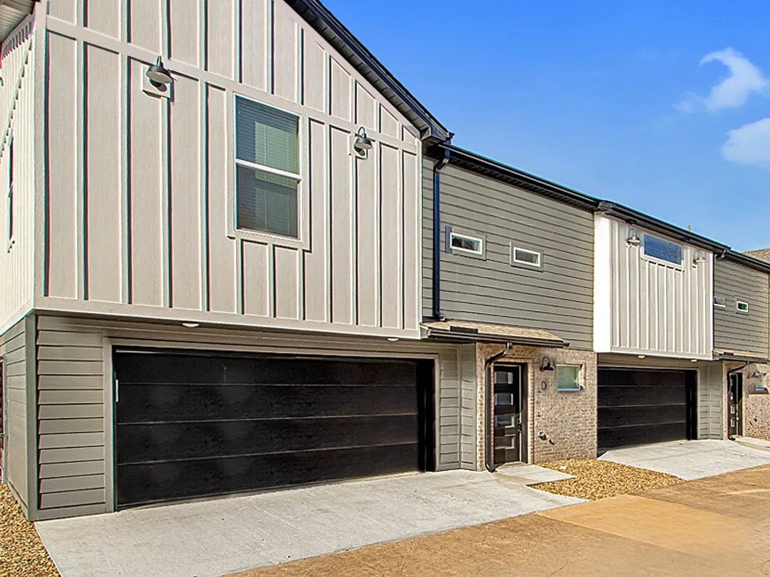 2 Bed 2 Bath 2 Car Garage Townhome in Rockwater Village — Photo 2