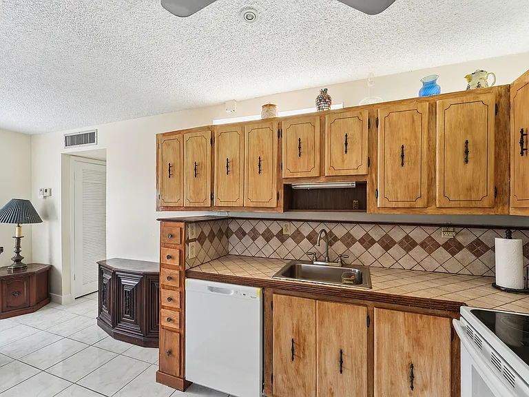 226 Normandy E #E — Photo 9