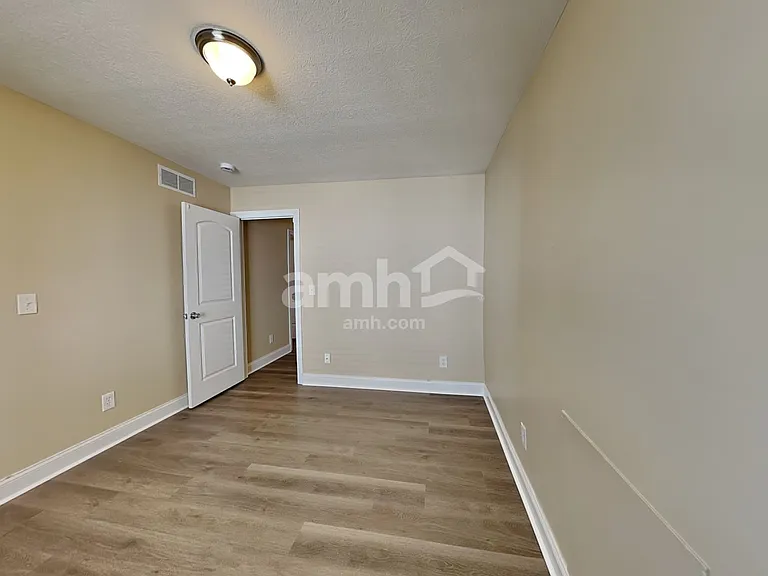 516 Longview St — Photo 13