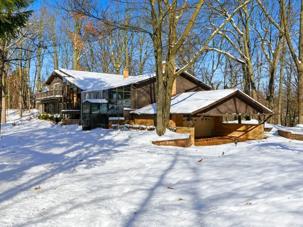 4710 Cove Rd, West Bloomfield, MI 48323