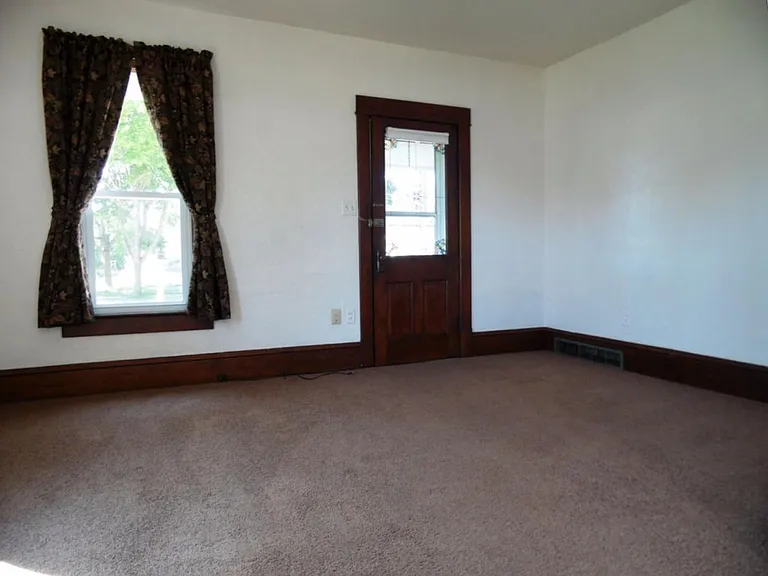 129 N John St — Photo 3