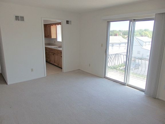 3rd image of 5605 W 58th St APT 115